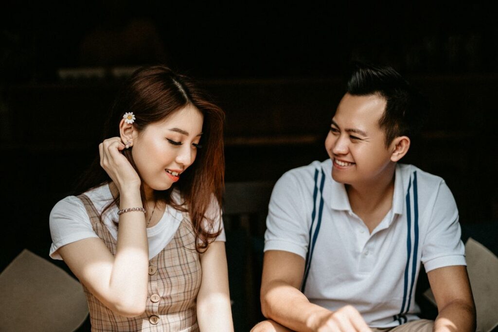 隣り合って座り笑顔で会話する二人