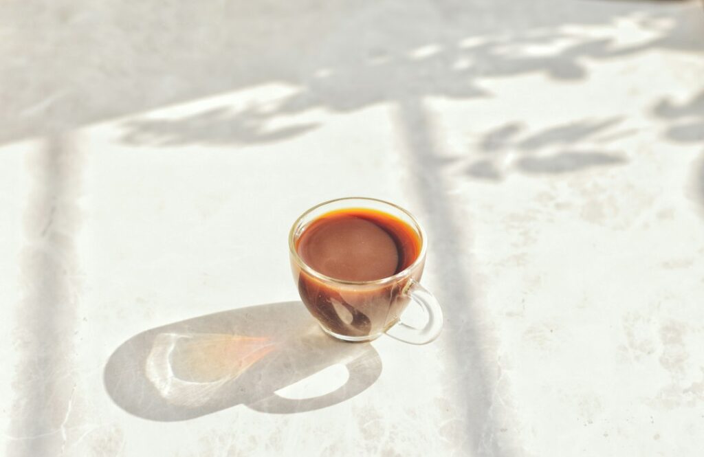 日差しの入る明るいテーブルに置かれたコーヒー