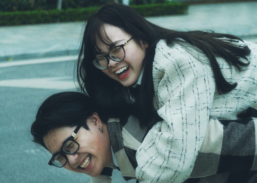 年収と婚活の現実:収入格差をどう乗り越えるか、幸せな結婚への道筋 couple 8257